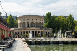 19th-arrondissement;-Bassin-de-la-Villette;-Café-terrace;-Canal-Saint-Martin;-Cyclist;-France;-Île-de-France-region;-Kaleidos;-Kaleidos-images;-La-parole-à-limage;-Leisure;-Lock;-Paris;-Parisian-heritage;-Rotonde-de-la-Villette;-Stepped-fountain;-Stories-Pictures;-Summer-2026;-Sustainable-mobility;-Tarek-Charara